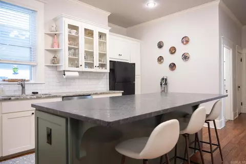 Kitchen - 303 Oliver St, Conway, AR 72034 photo 4 of 5