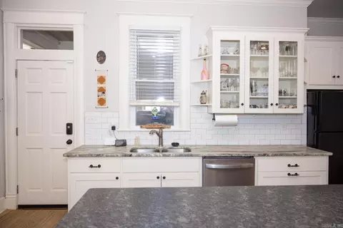 Kitchen - 303 Oliver St, Conway, AR 72034 photo 2 of 5