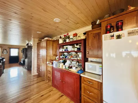 Kitchen - 1915 Ridge Rd, Mountain View, AR 72560 photo 3 of 4