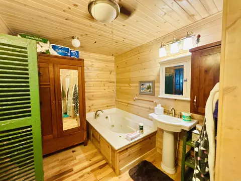 Bath - 1915 Ridge Rd, Mountain View, AR 72560 photo 1 of 4