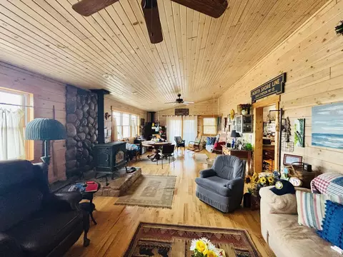 Living - 1915 Ridge Rd, Mountain View, AR 72560 photo 10 of 12