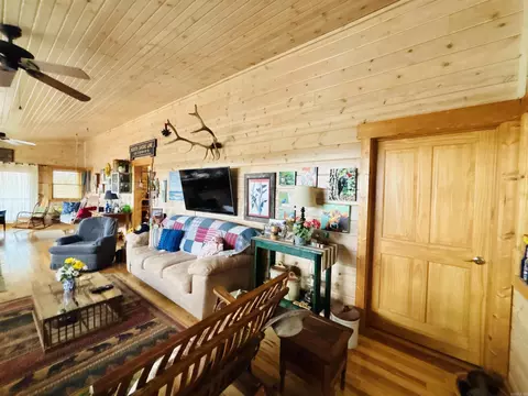 Living - 1915 Ridge Rd, Mountain View, AR 72560 photo 11 of 12