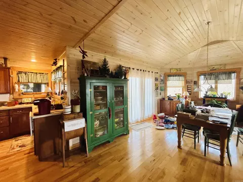 Dining - 1915 Ridge Rd, Mountain View, AR 72560 photo 1 of 2