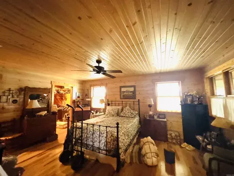 Bedroom - 1915 Ridge Rd, Mountain View, AR 72560 photo 2 of 4
