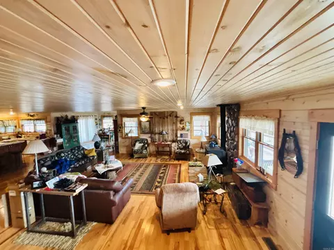 Living - 1915 Ridge Rd, Mountain View, AR 72560 photo 4 of 12