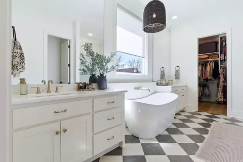 Bath - 11 W Citron, Bryant, AR 72022 photo 1 of 5