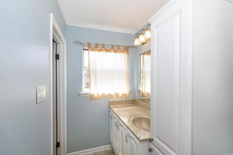 Bath - 1223 Jameson Ave, Benton, AR 72015 photo 2 of 6