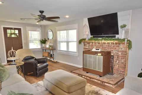 Living - 264 Sergeant Ln, Malvern, AR 72104 photo 3 of 4
