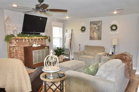 Living - 264 Sergeant Ln, Malvern, AR 72104 photo 2 of 4