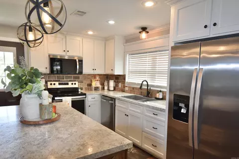 Kitchen - 264 Sergeant Ln, Malvern, AR 72104 photo 3 of 4