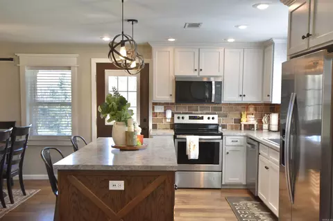 Kitchen - 264 Sergeant Ln, Malvern, AR 72104 photo 2 of 4