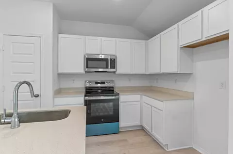 Kitchen - 1028 Raven Walk Dr, Benton, AR 72015 photo 2 of 4