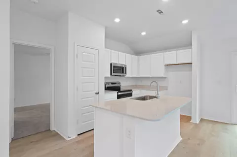 Kitchen - 1028 Raven Walk Dr, Benton, AR 72015 photo 3 of 4