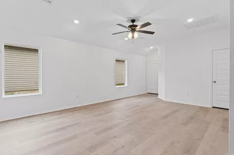 Living - 1028 Raven Walk Dr, Benton, AR 72015 photo 2 of 4