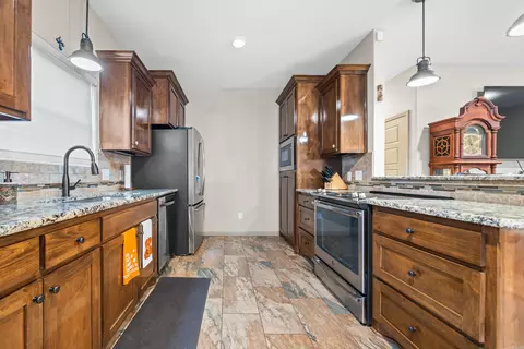 Kitchen - 2913 Gillis, Benton, AR 72015 photo 3 of 5