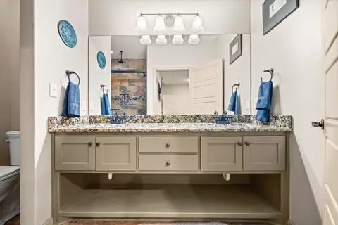 Bath - 2913 Gillis, Benton, AR 72015 photo 1 of 5