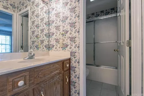 Bath - 801 Kamak Dr, Beebe, AR 72012 photo 2 of 4