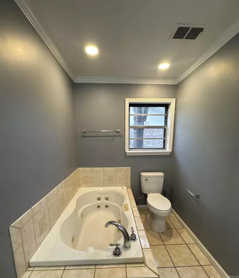 Bath - 5923 Davis Dr, Pine Bluff, AR 71603 photo 2 of 6