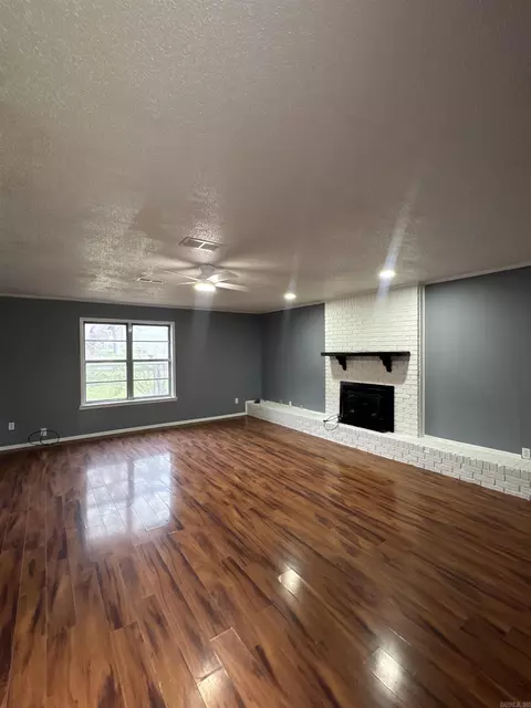 Living - 5923 Davis Dr, Pine Bluff, AR 71603 photo 2 of 2