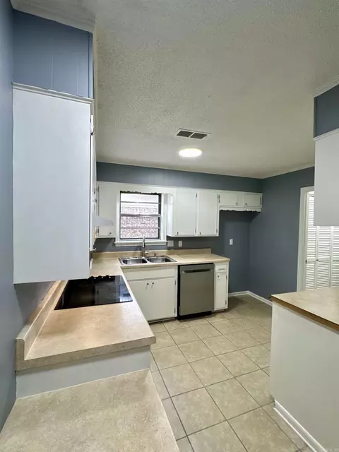Kitchen - 5923 Davis Dr, Pine Bluff, AR 71603 photo 5 of 6