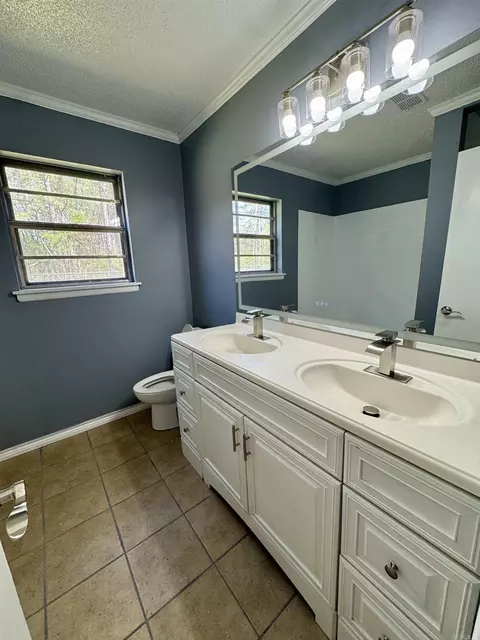 Bath - 5923 Davis Dr, Pine Bluff, AR 71603 photo 5 of 6
