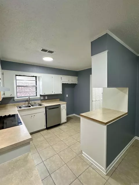 Kitchen - 5923 Davis Dr, Pine Bluff, AR 71603 photo 6 of 6