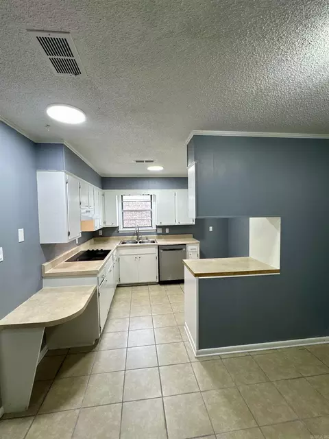 Kitchen - 5923 Davis Dr, Pine Bluff, AR 71603 photo 3 of 6