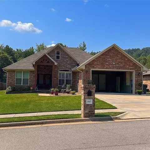 1817 Janie Francis Dr, Russellville, AR 72801