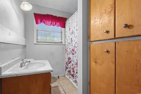 Bath - 1623 Dixie, Benton, AR 72015 photo 1 of 1