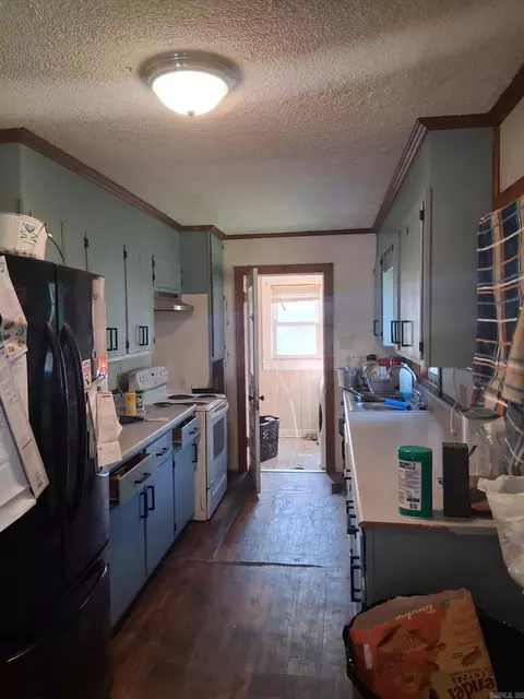 Kitchen - 1111 E River Ave, Searcy, AR 72143 photo 1 of 2