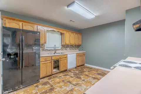 Kitchen - 604 Meadow Ln, Paragould, AR 72450 photo 2 of 4