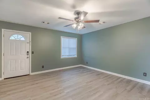 Living - 604 Meadow Ln, Paragould, AR 72450 photo 3 of 4