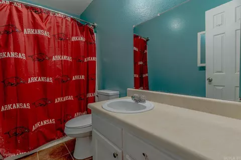 Bath - 604 Meadow Ln, Paragould, AR 72450 photo 1 of 2