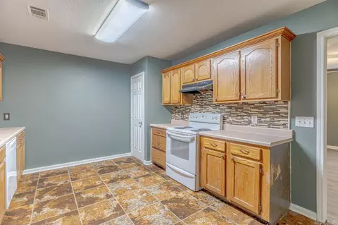 Kitchen - 604 Meadow Ln, Paragould, AR 72450 photo 3 of 4