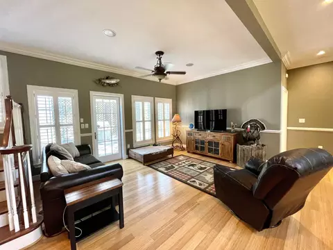 Living - 157 N Spring St, Melbourne, AR 72556 photo 3 of 4
