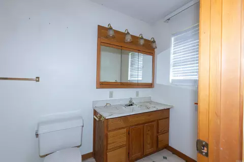Bath - 910 Ray Rd, Jacksonville, AR 72076 photo 1 of 3