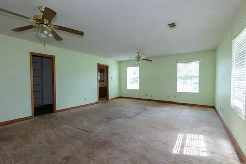 Living - 910 Ray Rd, Jacksonville, AR 72076 photo 4 of 4