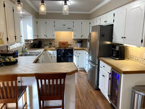 Kitchen - 46 Peninsula Dr # B, Mount Ida, AR 71957 photo 1 of 3