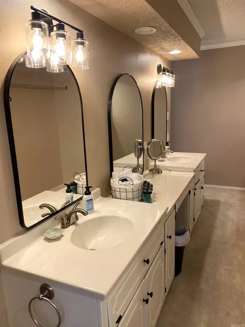 Bath - 46 Peninsula Dr # B, Mount Ida, AR 71957 photo 1 of 6