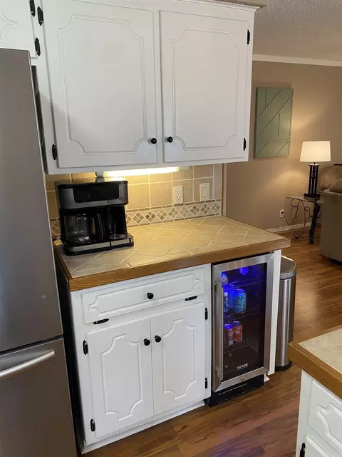 Kitchen - 46 Peninsula Dr # B, Mount Ida, AR 71957 photo 3 of 3
