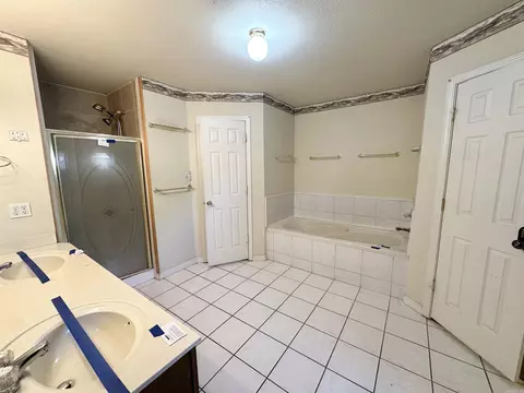 Bath - 124 Summer Blvd, Trumann, AR 72472 photo 2 of 4