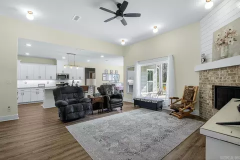 Entry Way - 413 Lewallen Rd, Benton, AR 72015 photo 1 of 4
