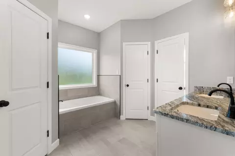 Bath - 28 Sisney Drive Dr, Ash Flat, AR 72513 photo 1 of 4