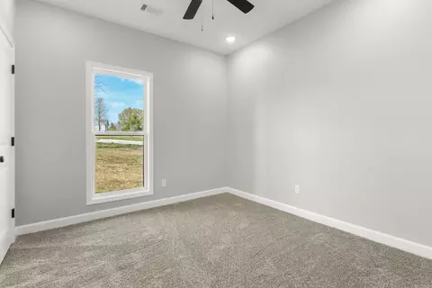 Bedroom - 28 Sisney Drive Dr, Ash Flat, AR 72513 photo 1 of 4