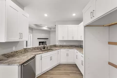 Kitchen - 28 Sisney Drive Dr, Ash Flat, AR 72513 photo 2 of 2