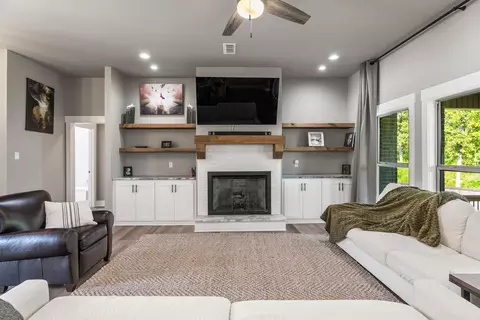 Living - 15 Wellington Pl, Cabot, AR 72023 photo 2 of 5