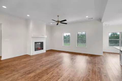 Living - 21 Lewis Loop, Greenbrier, AR 72058 photo 4 of 5