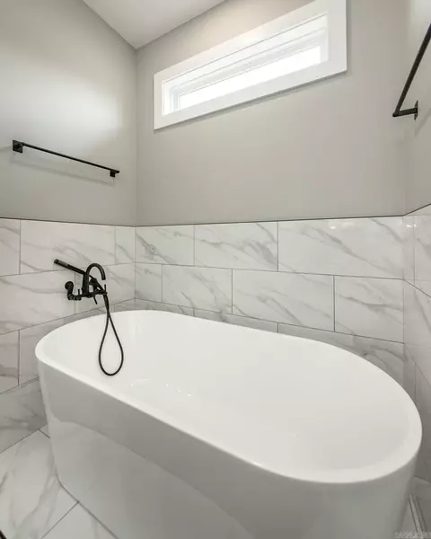 Bath - 223 Michelle Dr, Beebe, AR 72012 photo 4 of 7