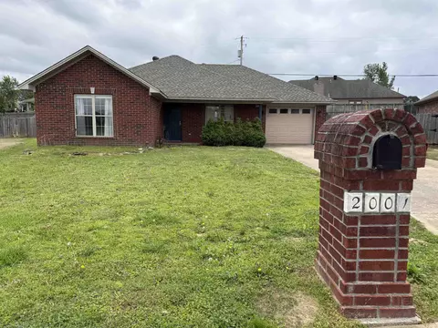 2001 Audley Bolton Dr, Searcy, AR 72143