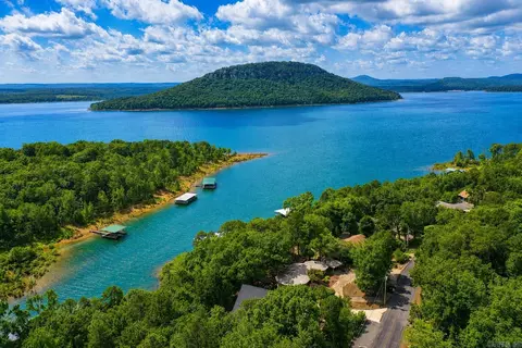 135 Wilshire Dr, Fairfield Bay, AR 72088